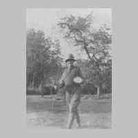 005-0018 Georg Zuehlsdorff als Imker im Jahre 1943 im Garten vor dem Haus.JPG
